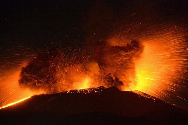 地;铁站前路面突然“冒水”！连夜抢修，第二天一早未影响通行