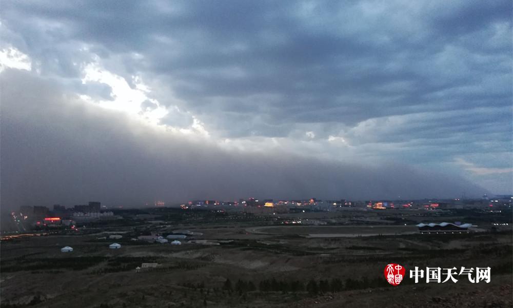 亚光科.技：公司的产品包括微波组件和模块、芯片等