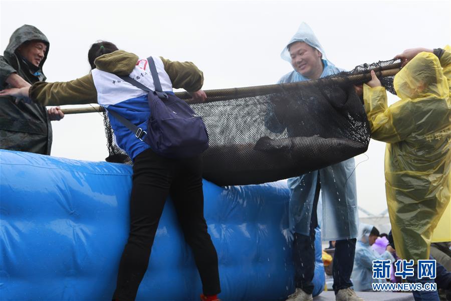 中国<进>出口银行董事长陈怀宇在马来西亚开展工作调研