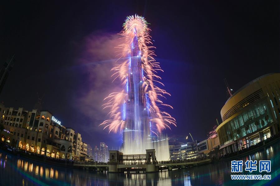 突然跳水，港,股,互联网ETF跌逾2%，小米领跌4%！机构：拥挤度回落，向上弹性充足