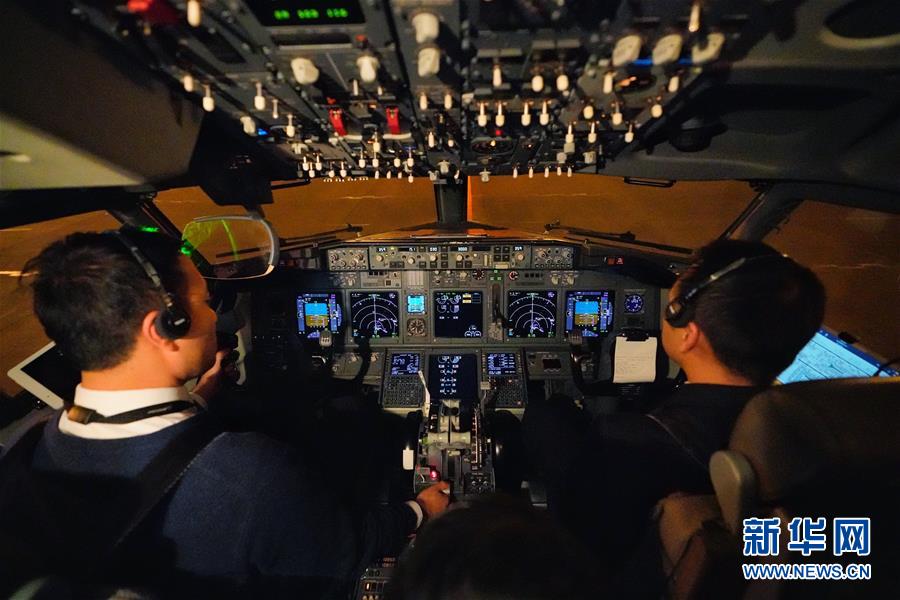 中期分红力度不减，机构重申银行红利价值，规模最大银行ETF（512800）放量收复两条均线