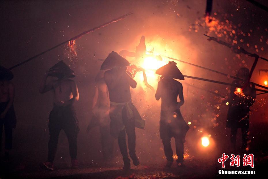 东方!雨虹财务违规，牵出实控人;资金危机