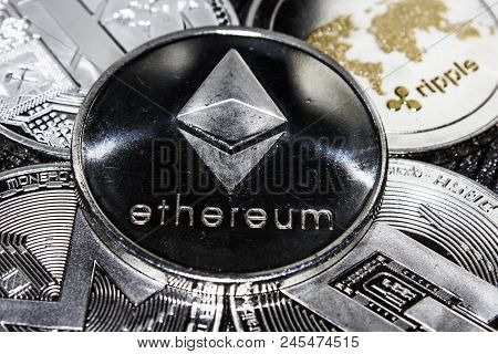 邵—阳液—压：截至2025年10月20日公司股东总户数为18189户